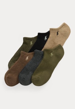 Sei paia di calzini bassi in marrone, grigio, nero, beige e verde, ciascuno con un piccolo logo ricamato vicino alla caviglia.