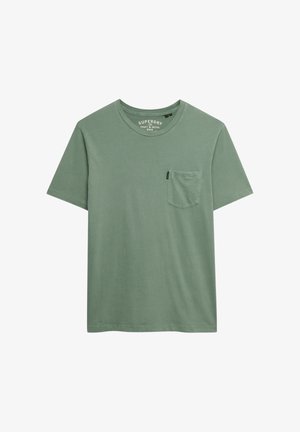 Grøn T-shirt med korte ærmer og rund halsudskæring med frontlomme på venstre bryst og lille sort label på lommekanten.