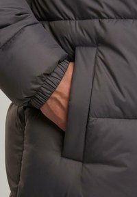 Urban Classics LONG PUFFER - Vinterkåpe / -frakk - magnet