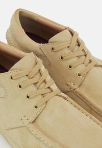 Clarks Originals WALLABEE BOAT - Sporty snøresko - maple