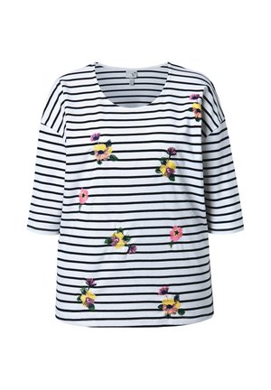 Weißes Hemd mit schwarzen horizontalen Streifen, verziert mit verstreuten gestickten pinken und gelben Blumen, und dreiviertellangen Ärmeln.