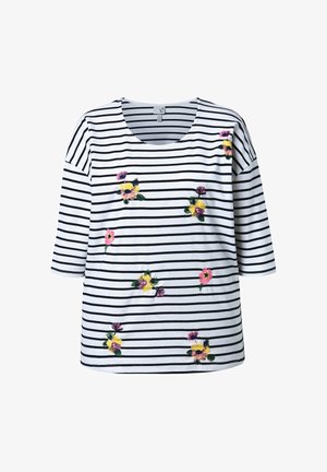 Bílá košile s černými vodorovnými pruhy, zdobená rozptýlenými vyšívanými růžovými a žlutými květinami, s tříčtvrtečními rukávy.