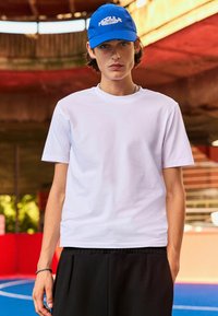 Next REGULAR FIT - EDIT CROPPED FIT - T-shirts print - white
