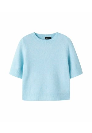 Lyseblå kortermet strikket genser med rund hals og ribbestrikkede mansjetter og nederkant, merket "LMTD" inne i kragen.