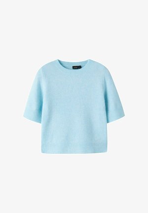 Maglione a maniche corte azzurro chiaro lavorato a maglia con scollo rotondo e polsini e orlo a coste, con etichetta "LMTD" all'interno del colletto.
