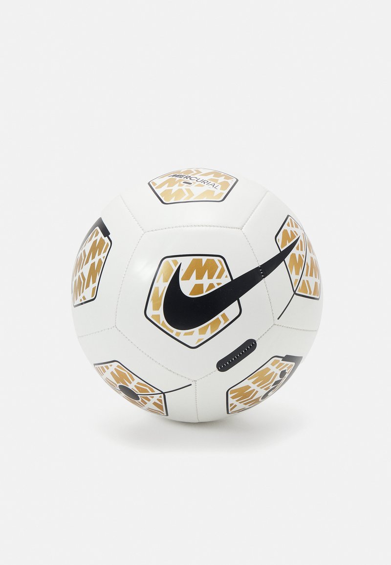 Pallone da calcio Nike con superficie bianca, dettagli neri e motivi geometrici dorati. Pannelli esagonali con una texture liscia e dettagli di branding.