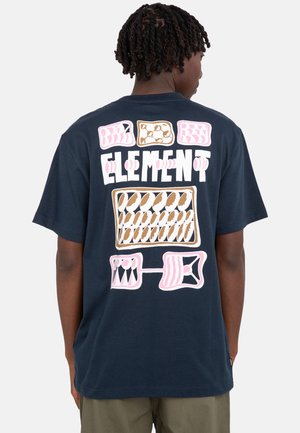 Camiseta de color azul marino con gráficos multicolores impresos en la parte posterior, incluyendo el texto en negrita "ELEMENT" y varias formas abstractas.