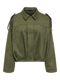 Olívovo zelená krátka bunda s dlhými rukávmi, stojacím golierom, skrytým predným zapínaním a detailmi na ramenných popruhoch.