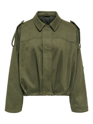 Chaqueta corta de color verde oliva con mangas largas, cuello alto, cierre frontal oculto y detalles de tirantes en los hombros.