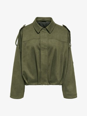 Chaqueta corta de color verde oliva con mangas largas, cuello alto, cierre frontal oculto y detalles de tirantes en los hombros.