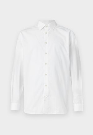 Chemise blanche à manches longues avec col classique, boutonnière à l'avant et texture subtile, avec ourlet arrondi et poignets boutonnés.