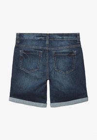 Pantalones cortos de denim azul oscuro con dobladillo enrollado, diseño de cinco bolsillos y costuras en contraste. Presenta una textura suave y un corte clásico.