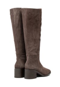 Knee-high barna velúr csizma blokk sarkakkal, kerek orral és varrott részletekkel, hátulról, háromnegyedes nézetből bemutatva.