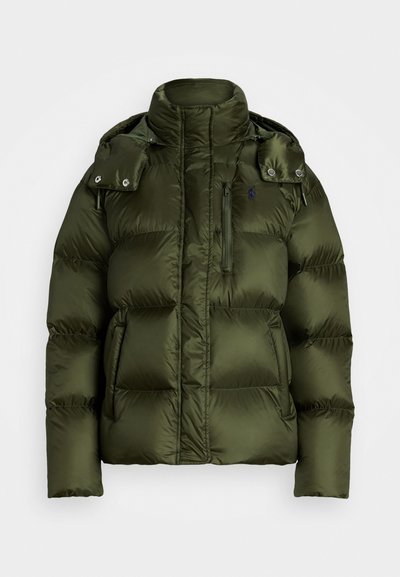 Olijfgroene pufferjack met hoge kraag, capuchon, doorgestikt ontwerp, ritszak en drukknoopjes op de schouders. Glad, glanzend stof.