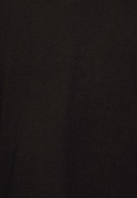 Schwarzer Stoff mit glatter Textur und matter Oberfläche, in einer einfarbigen Ausführung ohne Muster oder sichtbare Details.
