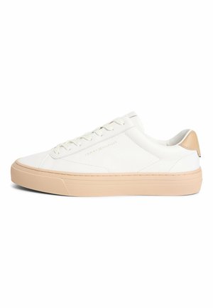 Lavtop hvid sneakers med beige sål og hæltab, side logo branding og hvide snørebånd.