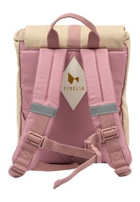 Roze rugzak met een beige klep, voorzien van gewatteerde schouderbanden, een diamantlogo-patch en grijze accenten. Gemaakt van gladde en textuurmaterialen.