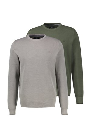 Dwa swetry z długim rękawem i okrągłym dekoltem, jeden w jasnoszarym kolorze na przodzie, drugi oliwkowozielony na plecach, oba z subtelną fakturą i małymi logo na piersi.