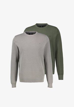 Zwei langärmelige Rundhalspullover aus Strick, einer in hellgrau vorne und einer in olivgrün hinten, beide mit dezentem Strukturmuster und kleinen Logos auf der Brust.