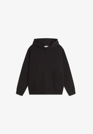 Schwarzer Pullover mit Kapuze, mit Kängurutasche vorne und langen Ärmeln, flach auf weißem Hintergrund liegend dargestellt.