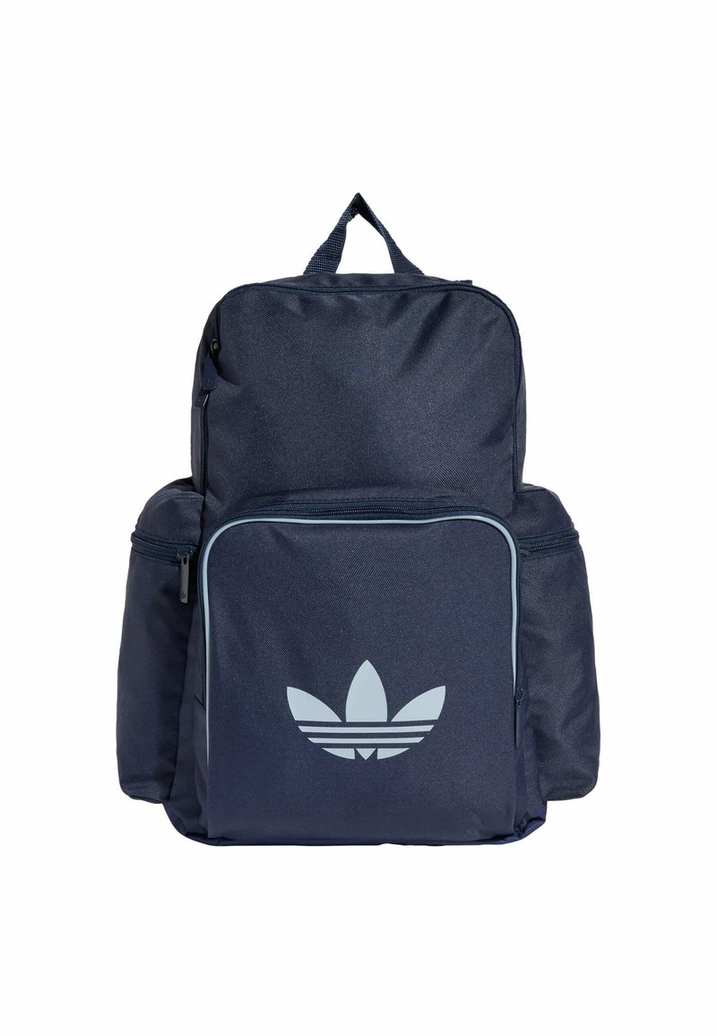 Mörkblå ryggsäck i slitstark tyg, med en framficka med ljusblå detaljer och en framträdande Adidas-logotyp på framsidan.