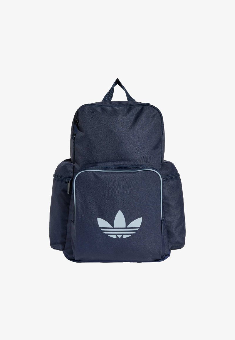 Granatowy plecak wykonany z trwałej tkaniny, z przednią kieszenią w jasnoniebieskich akcentach oraz wyraźnym logo Adidas z przodu.