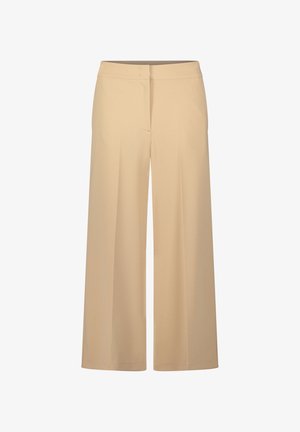 Beżowe spodnie o szerokich nogawkach z gładką fakturą, wysokim stanem i plisami z przodu. Posiadają ukryty zamek błyskawiczny i szlufki na pasek.