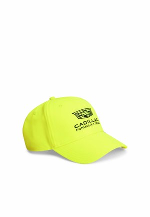 Klar gul baseballkasket med sort Cadillac Formula 1 Team-logo broderet på frontpanelet, buet skygge og ventilationsøjer.