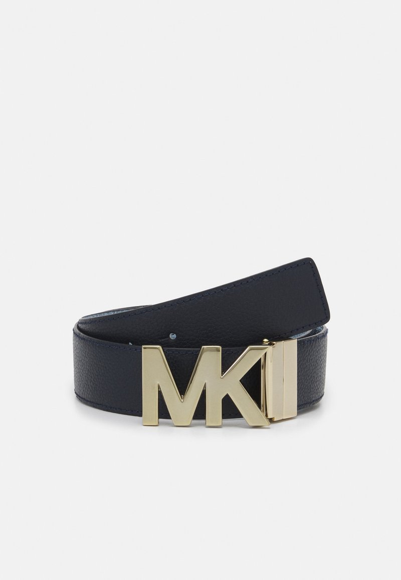 Ceinture en cuir noir roulée avec une grande boucle métallique dorée avec les lettres M et K.