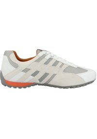 Sneaker con parte superiore in rete e suede bianco e grigio, accento arancione sulla suola, chiusura con lacci e suola in gomma testurizzata.