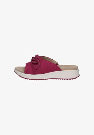 Chanclas fucsias con una suave textura de ante, que presentan un detalle anudado y una suela blanca estriada para mayor agarre y comodidad.