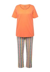 Top arancione a maniche corte con scollo rotondo e tre bottoni, abbinato a pantaloni a righe in grigio, verde e giallo. Tessuto leggero.