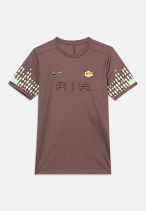 Brązowa sportowa koszulka z krótkim rękawem z neonowozielonym wzorem kapiącym na rękawach, czarnym napisem "AIR", logo Nike swoosh oraz żółtą sześciokątną odznaką KY Air.