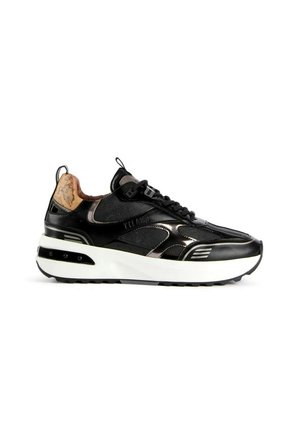 Sneaker neri con finitura lucida, dotati di una tomaia in tessuto testurizzato, suola piatta bianca e dettagli decorativi sul tallone.