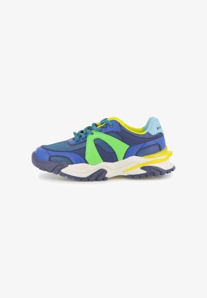 Baskets de sport bleu et vert avec des touches jaunes, semelle blanche épaisse et lacets bleus, vues de côté extérieur sur fond blanc.