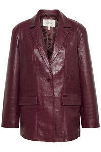 Blazer in ecopelle bordeaux con texture a coccodrillo, chiusura a un bottone, rever a punta e due tasche frontali. Interno foderato.