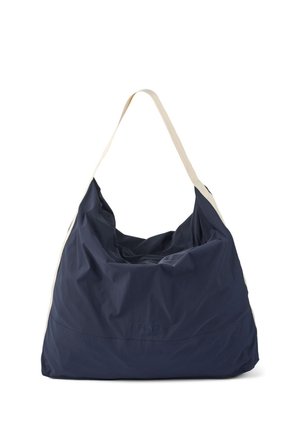 Dunkelblauer Stoff-Shopper mit cremefarbenen Trägern, weicher Textur, schlaffem Design und geprägtem Logo. Geräumiges Innenfach mit lässigem Stil.