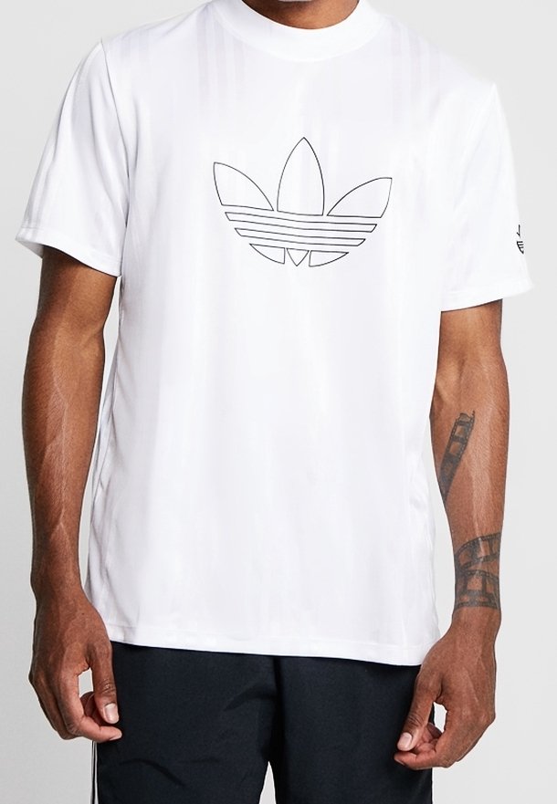 Bílý sportovní tričko vyrobené z prodyšného materiálu, s černě orámovaným logem Adidas umístěným na hrudi. Krátké rukávy a kulatý výstřih.