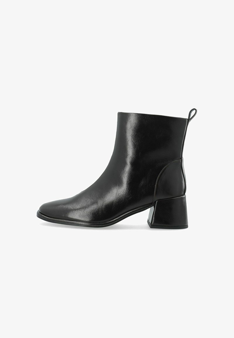 Bottine en cuir noir avec talon bloc et languette à l’arrière, vue de profil sur fond blanc.