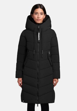 Schwarze gepolsterte Jacke mit hohem Kragen und verstellbarer Kapuze. Verfügt über einen Frontreißverschluss, zwei Seitentaschen und ein Chevron-Steppmuster.