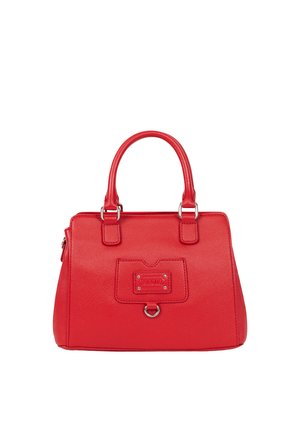 Sac à main en cuir rouge avec double poignées, poche plaquée devant, détail anneau métallique et plaque de marque rectangulaire argentée sur fond blanc.