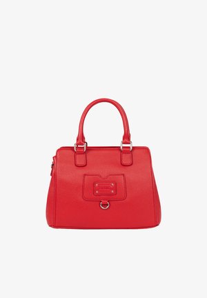 Sac à main en cuir rouge avec double poignées, poche plaquée devant, détail anneau métallique et plaque de marque rectangulaire argentée sur fond blanc.