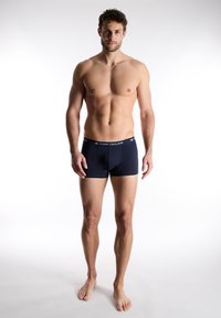 Navy blue men's boxer shorts with a soft, elastic waistband featuring the "TOM TAILOR" logo. Smooth fabric and mid-thigh length design.