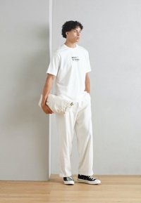 Marc O'Polo DENIM GRAPHIC OVERZIDED FIT - Apdrukāts T-krekls - offwhite