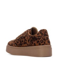 Zapatillas de deporte con estampado de leopardo, parte superior de ante marrón, puntera redondeada y suela de goma beige gruesa. Presentan costuras tonales y cierre con cordones.
