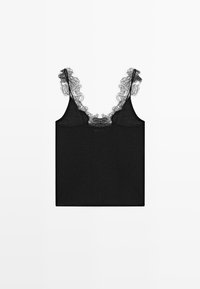Canottiera nera senza maniche con delicato bordo in pizzo sullo scollo e sulle spalline, distesa su uno sfondo bianco.