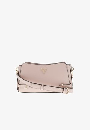 Sac de crossbody synthétique rose clair avec quincaillerie dorée, présentant un logo triangulaire et une bandoulière ajustable. Texture lisse et forme structurée.