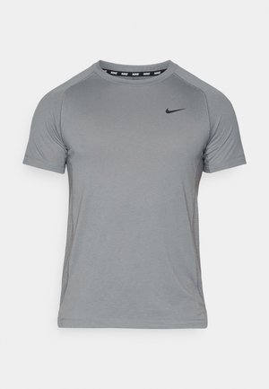 T-shirt sportivo grigio a maniche corte, con scollatura tonda e logo Nike nero sul petto; presenta pannelli laterali in rete per una migliore traspirabilità.