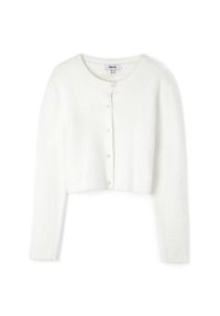 Cardigan blanc, manches longues, court, avec encolure ronde et cinq petits boutons sur le devant, sur un fond uni.