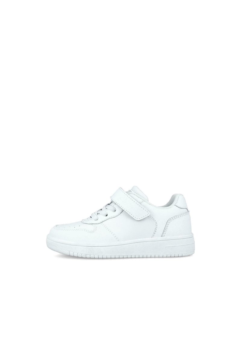 Zapatillas blancas de cuero, con punta redondeada, cierre de cordones y una correa de velcro. Textura lisa con sutiles detalles de costura.